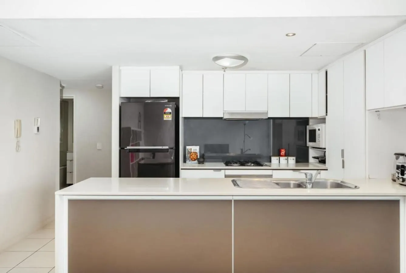 Great Value Cbd 2 Beds Apt Free Carpark Pool And Gym Brisbane