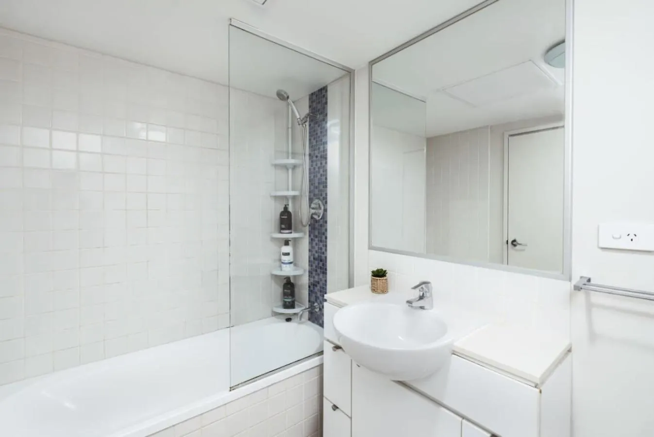 Apartment Great Value Cbd 2 Beds Apt Free Carpark Pool And Gym Brisbane