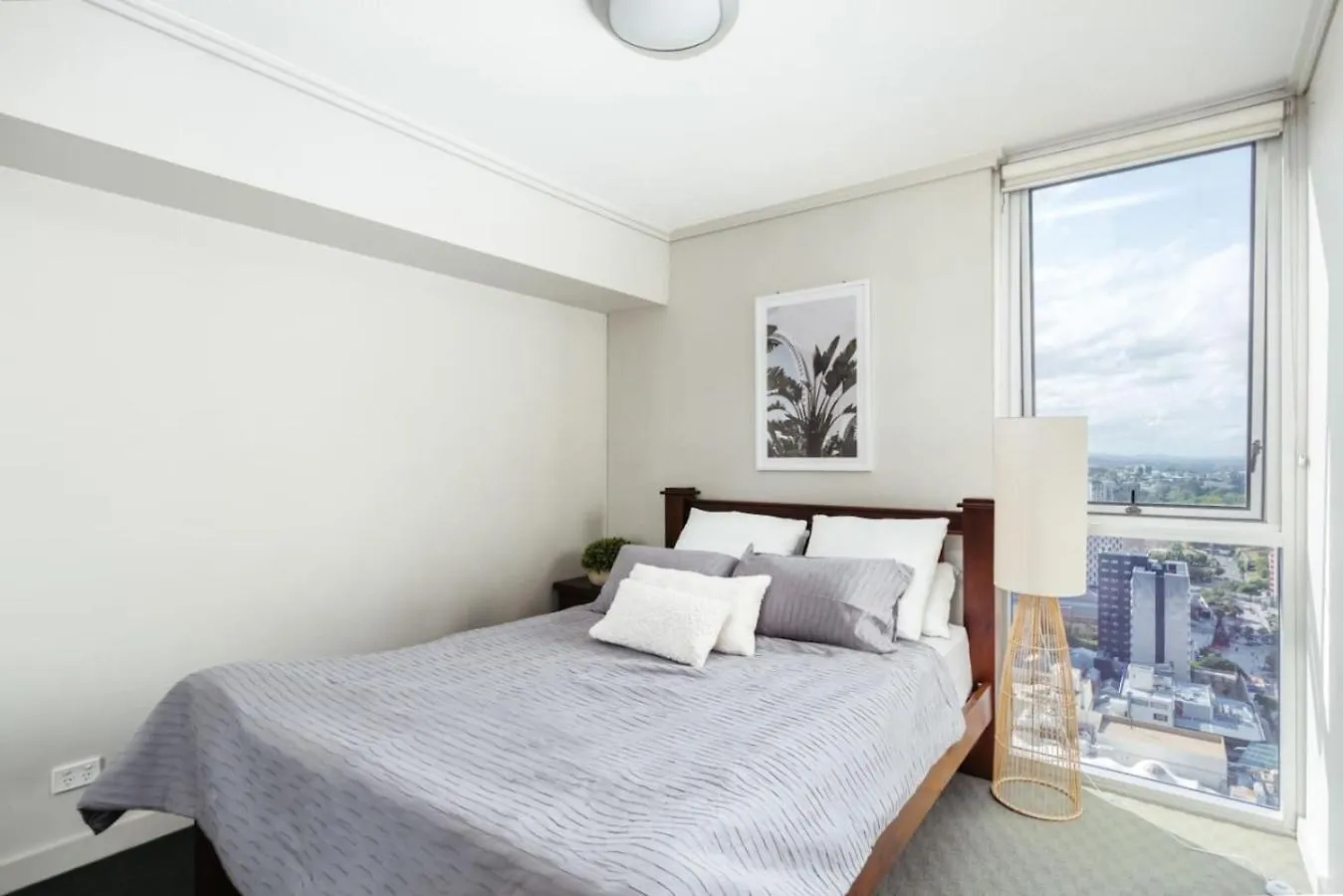 Great Value Cbd 2 Beds Apt Free Carpark Pool And Gym Brisbane Australia