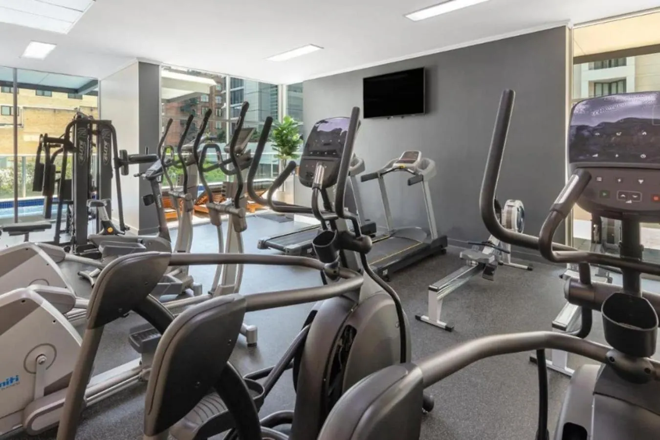 Great Value Cbd 2 Beds Apt Free Carpark Pool And Gym Brisbane 0*,