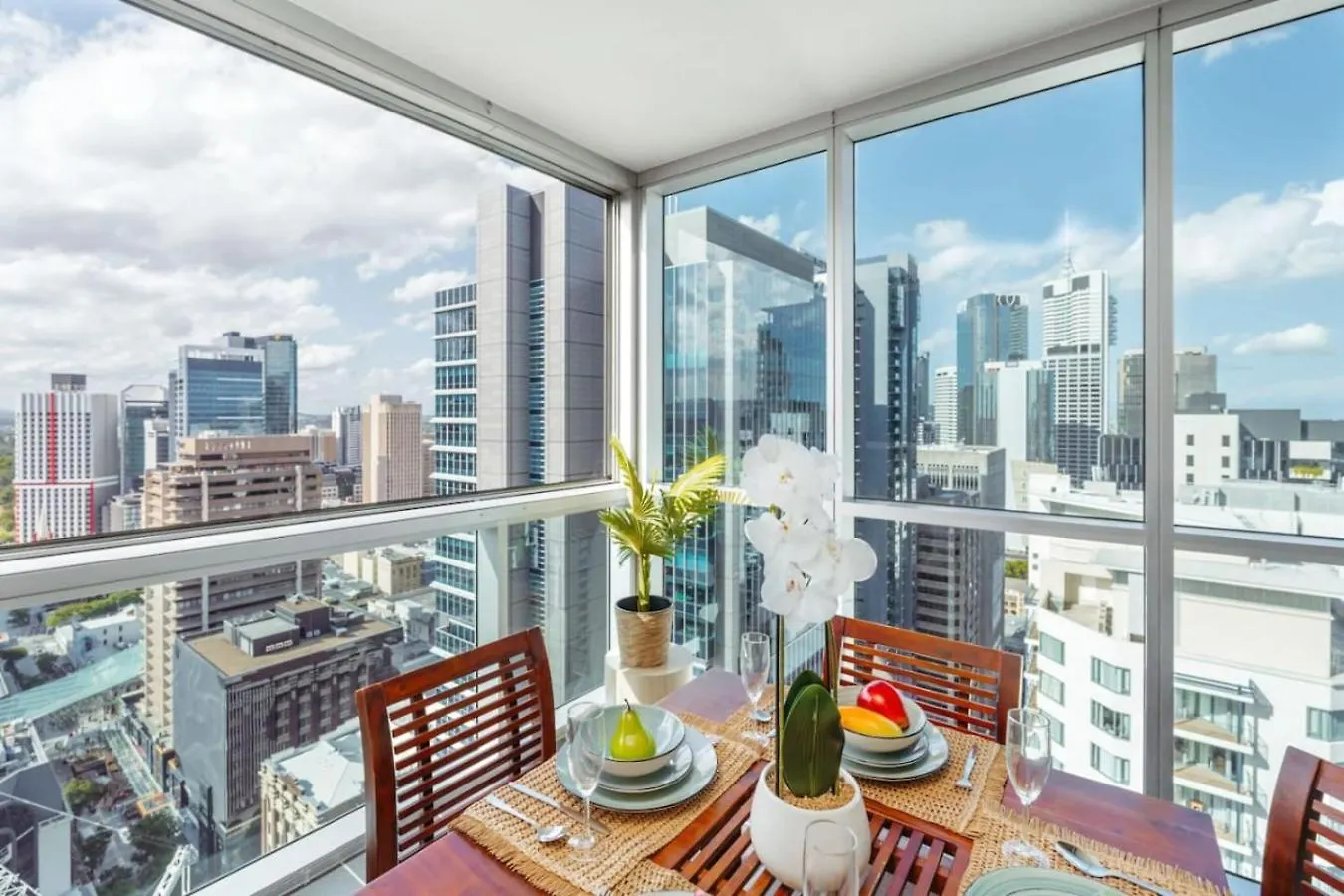 Great Value Cbd 2 Beds Apt Free Carpark Pool And Gym Brisbane Apartment
