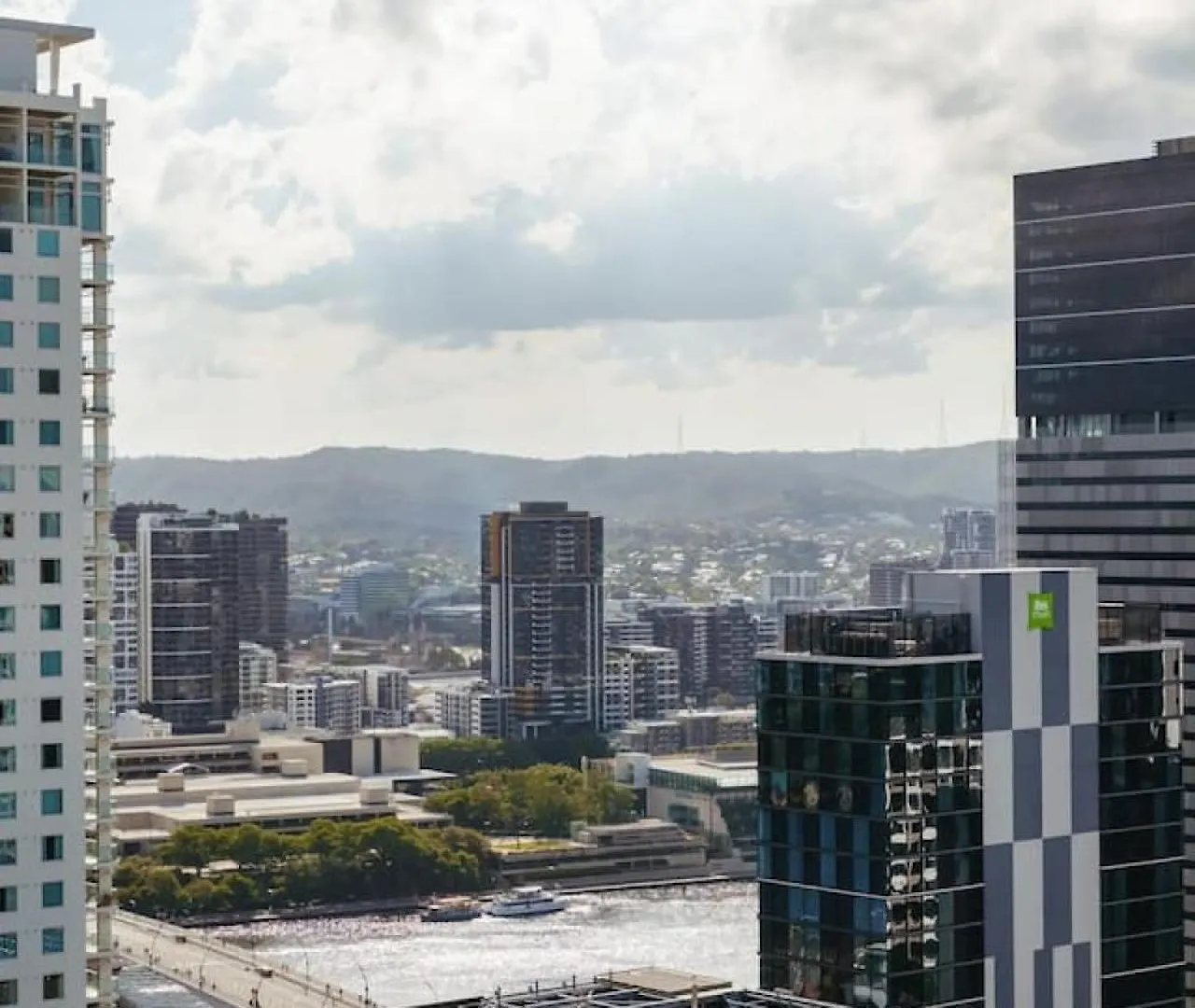 Great Value Cbd 2 Beds Apt Free Carpark Pool And Gym Brisbane